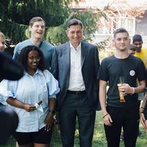 29. 7. 2021, Ljubljana – Predsednik Pahor sprejel mlade, ki so Slovenijo obiskali v okviru mednarodne mladinske izmenjave (STA)
