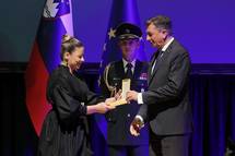 28. 10. 2022, Ljubljana – Predsednik Pahor je na posebni slovesnosti vroil dravno odlikovanje, ki ga je prejela Tina Trstenjak (Daniel Novakovi/STA)